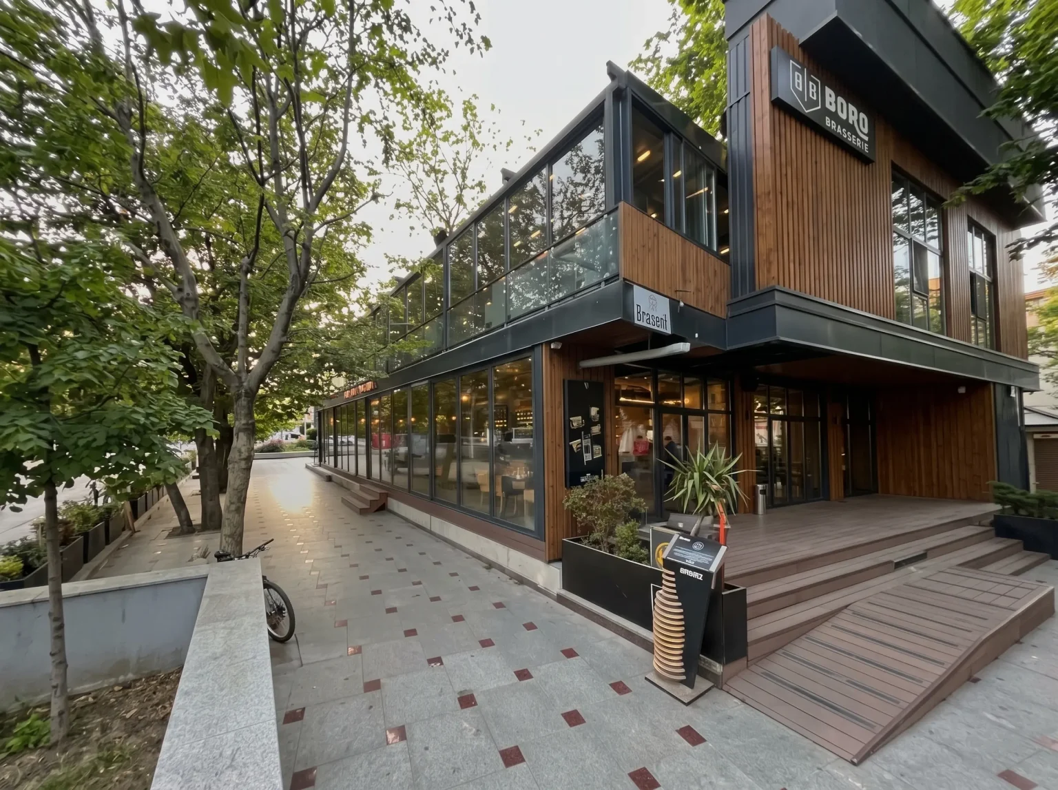Pergole retractabile și închideri din sticlă la Boro Brasserie București