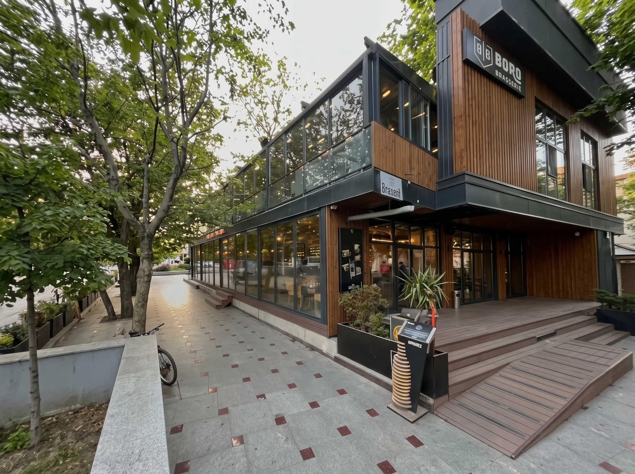 Pergole retractabile și închideri din sticlă la Boro Brasserie București