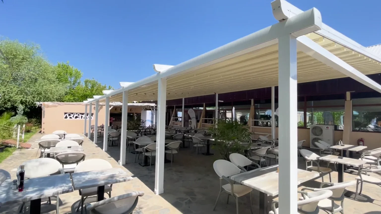 Două pergole retractabile albe pentru terasa La Plaje din Odăile, Ilfov