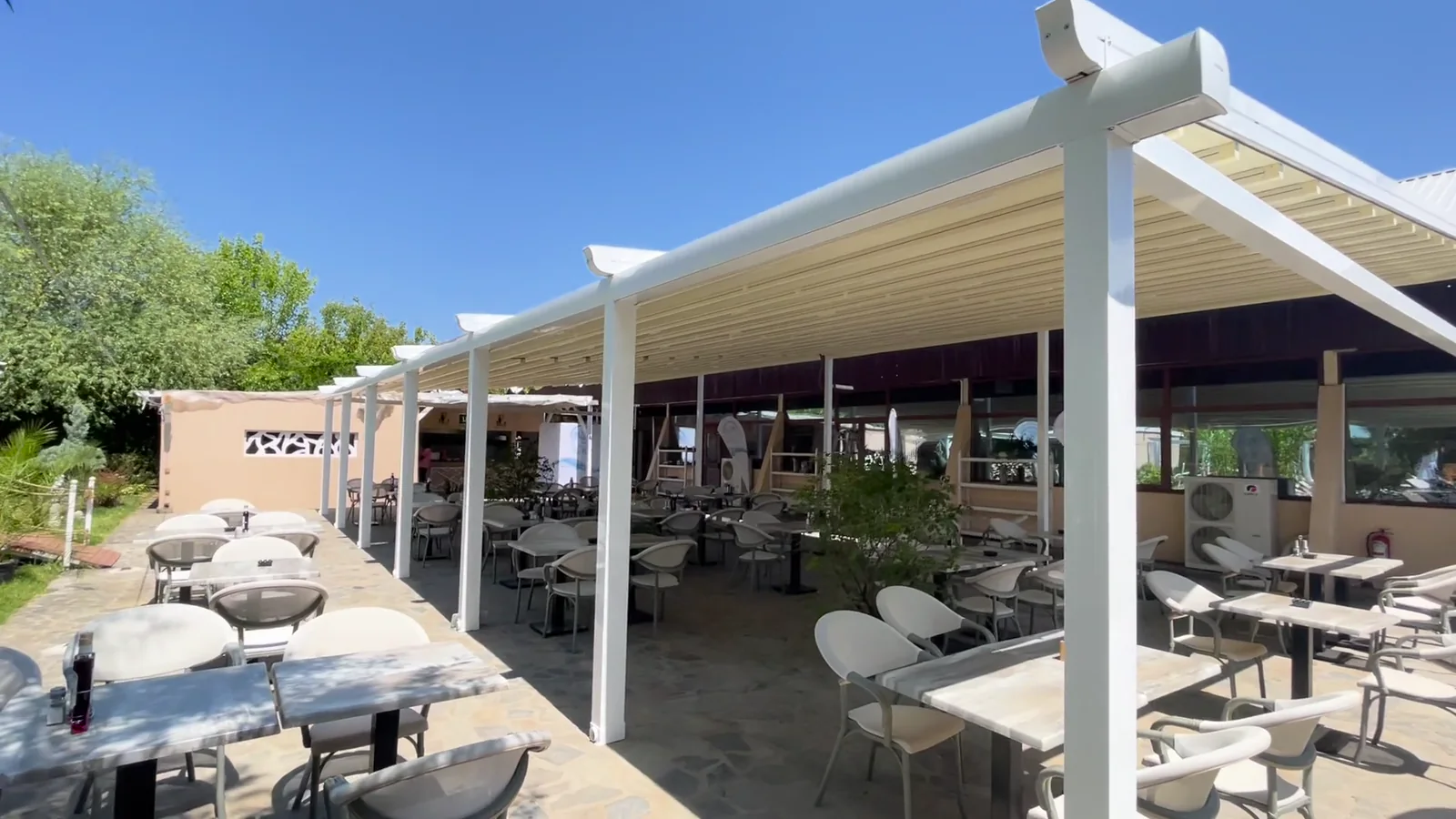 Două pergole retractabile albe pentru terasa La Plaje din Odăile, Ilfov