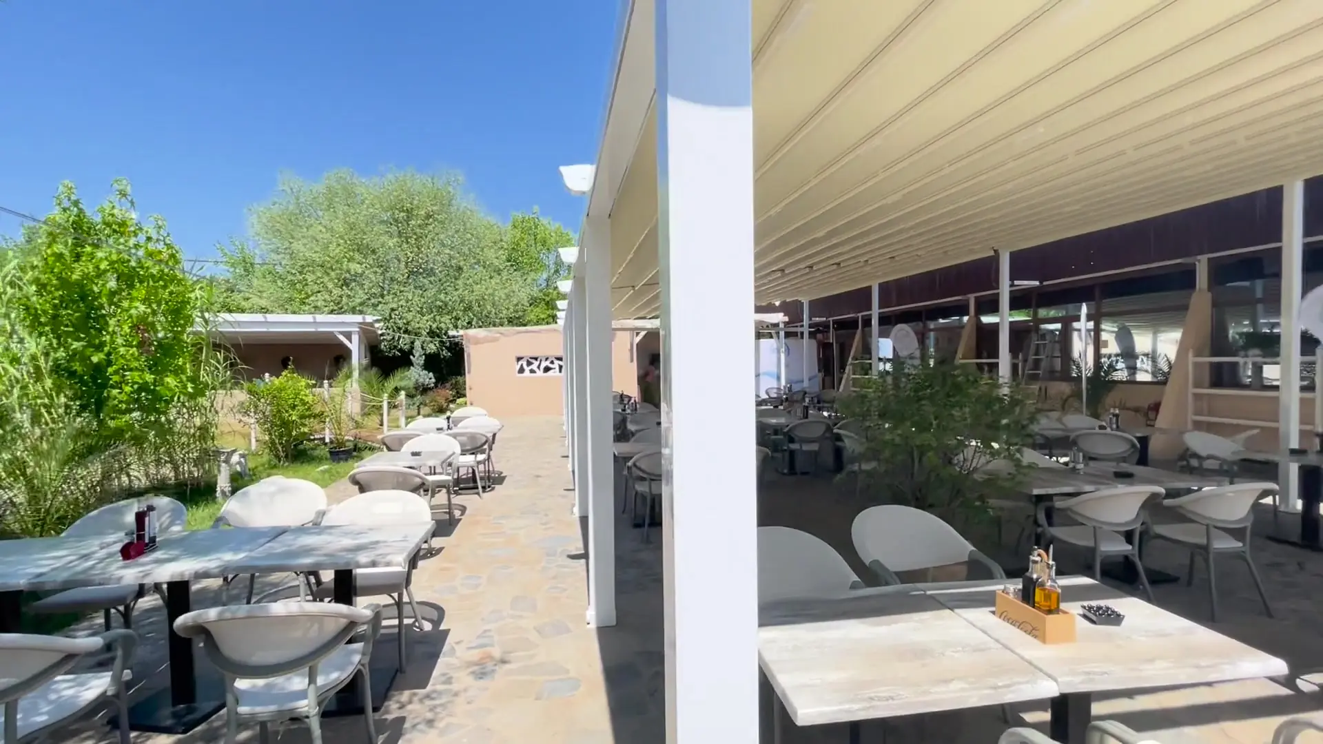 Pergole retractabile pentru terasa restaurantului La Plaje din Ilfov