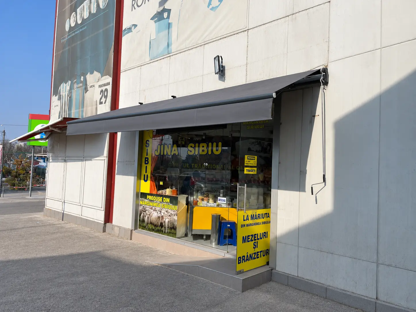 Copertină retractabilă pentru umbrirea fațadei unui magazin din Drumul Taberei