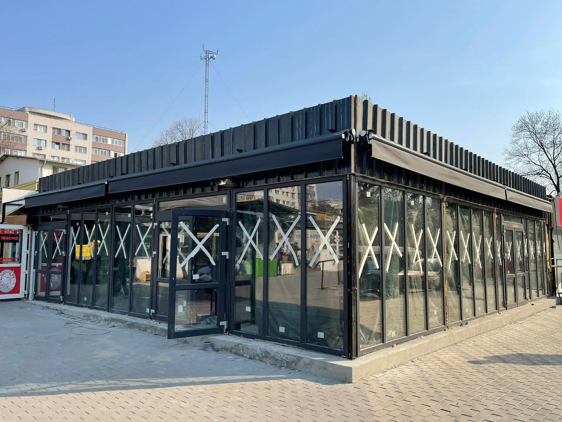 Copertine retractabile montate pe fațade comerciale din București