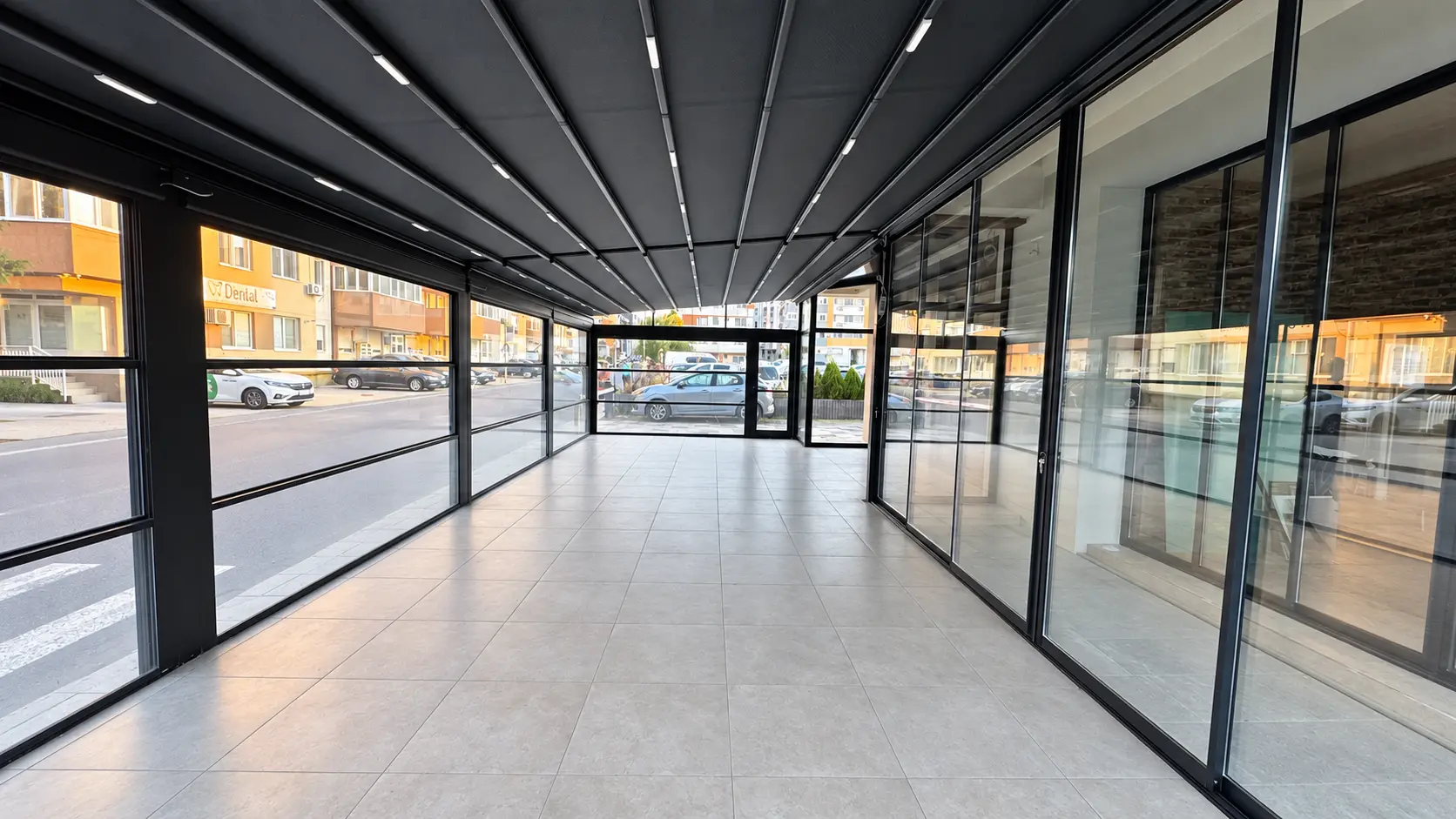 Interior terasă închisă cu pergole retractabile și sisteme din sticlă