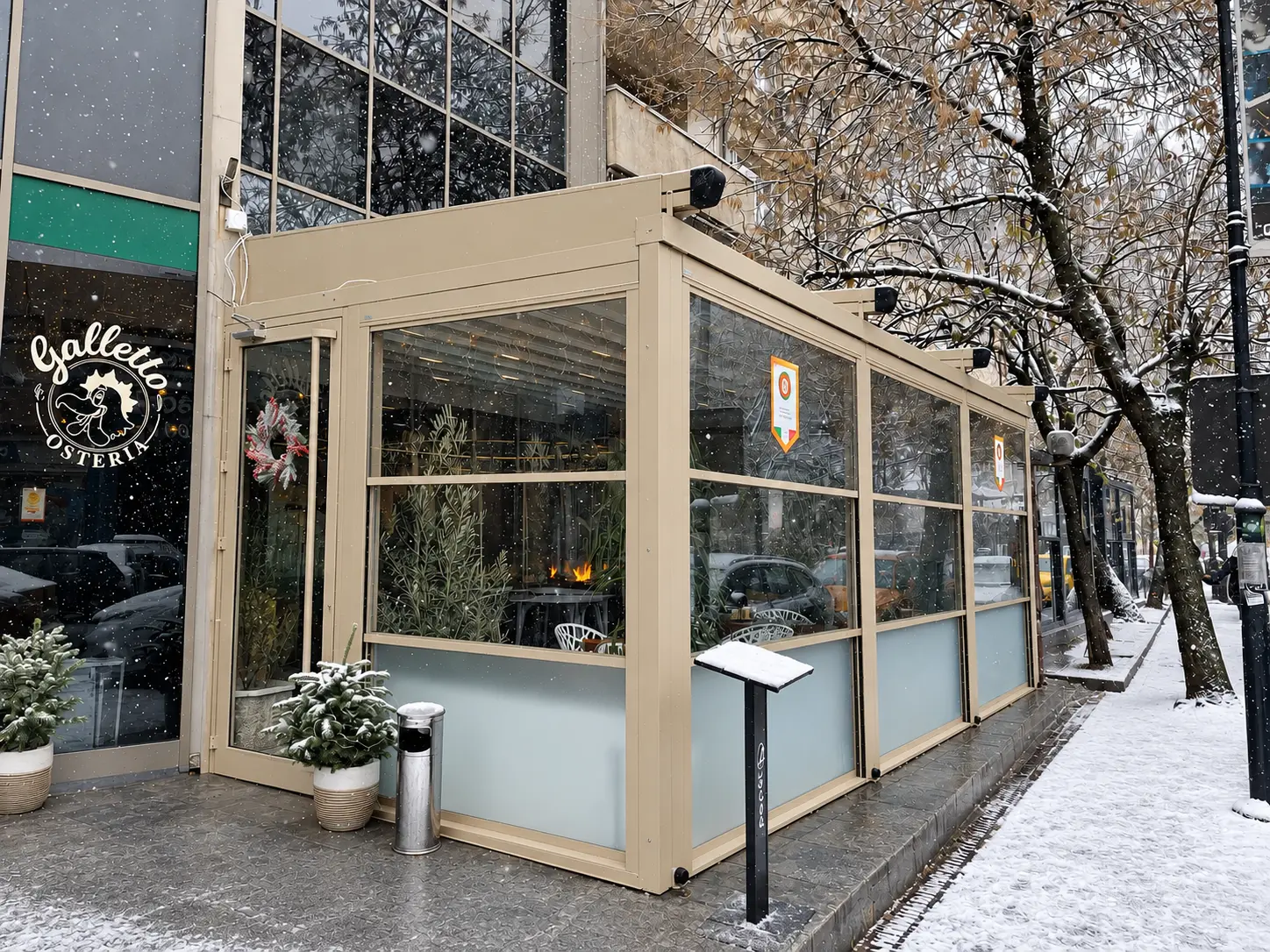 Terasă de restaurant închisă cu sisteme ghilotină în timpul iernii în București