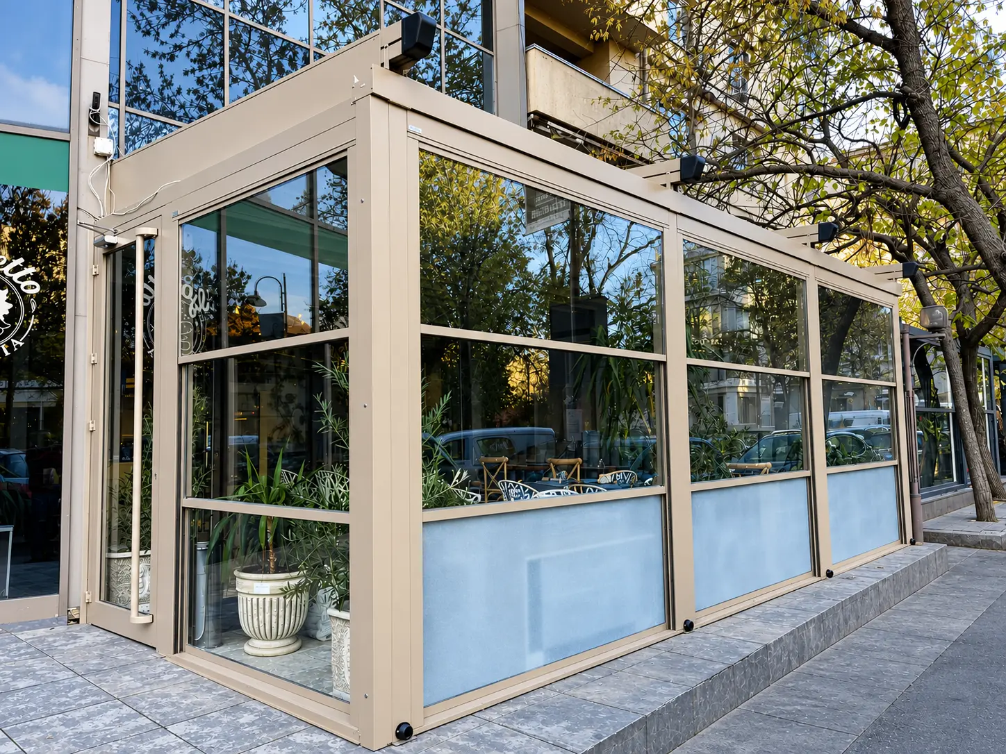 Pergolă retractabilă cu sisteme ghilotină la Osteria Galletto din București