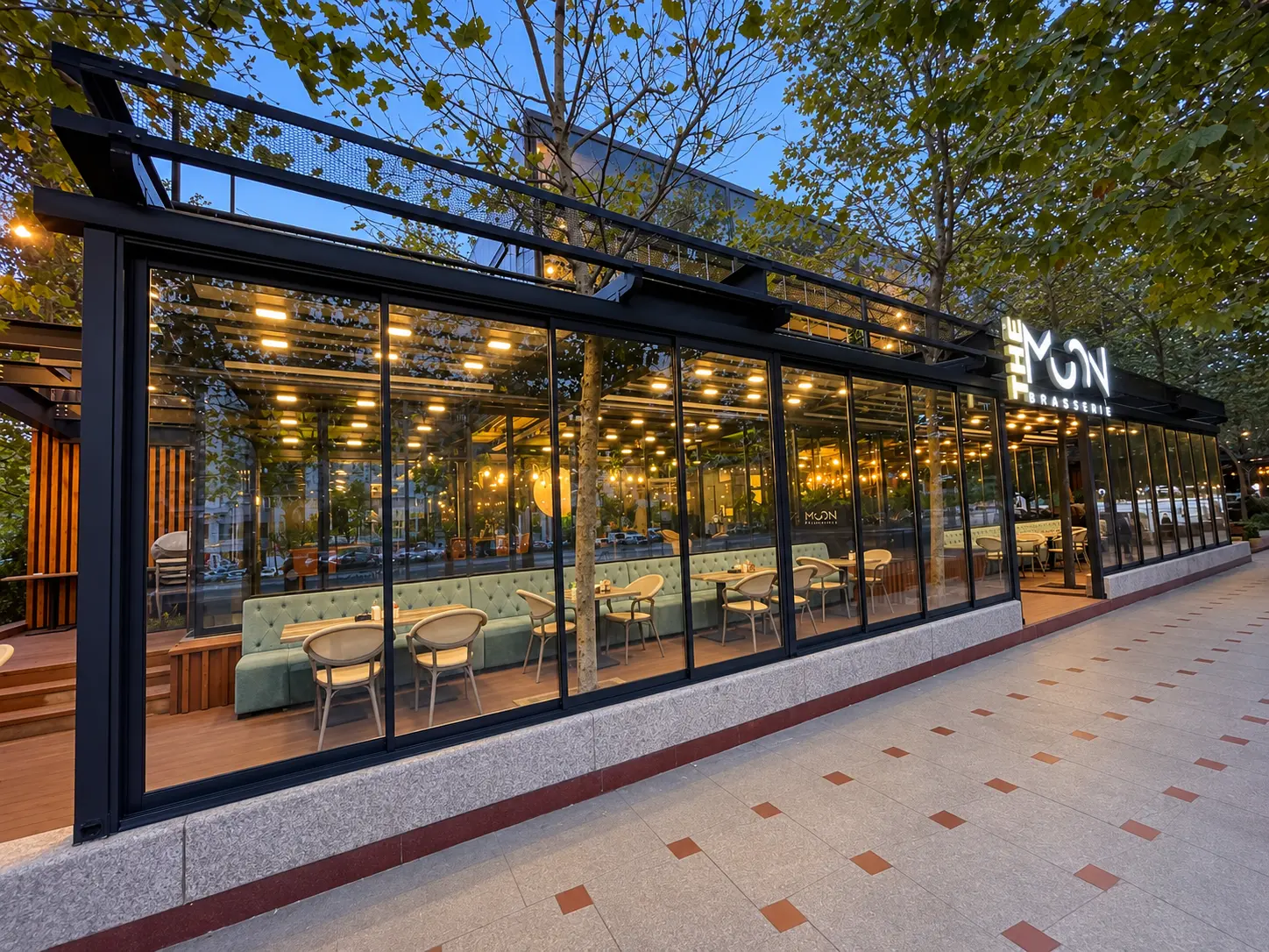 Patru pergole retractabile și închideri glisante din sticlă la Moon Cafe București
