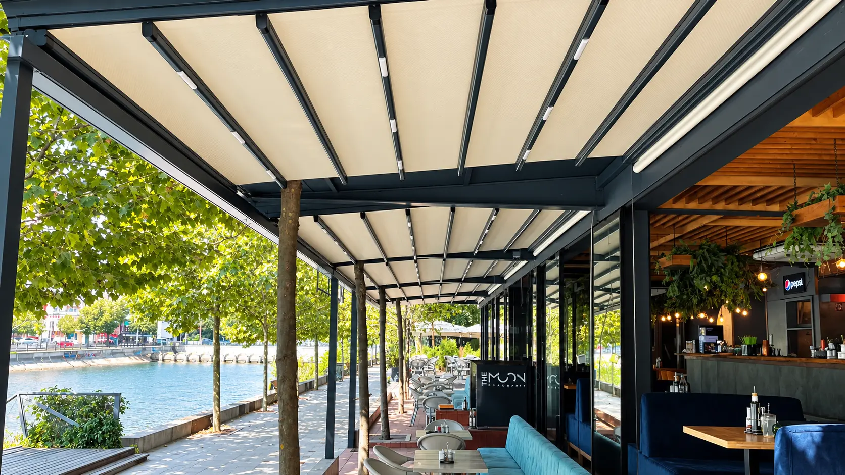 Terasă HoReCa protejată cu pergole retractabile la Moon Cafe București