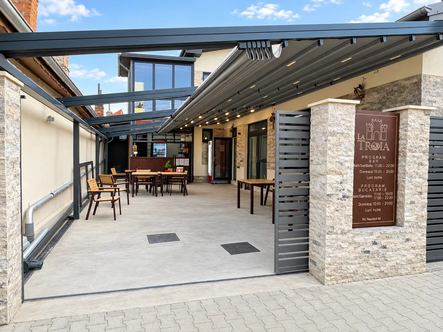 Pergolă retractabilă cu membrană și iluminare LED la restaurantul La Troia din Călărași