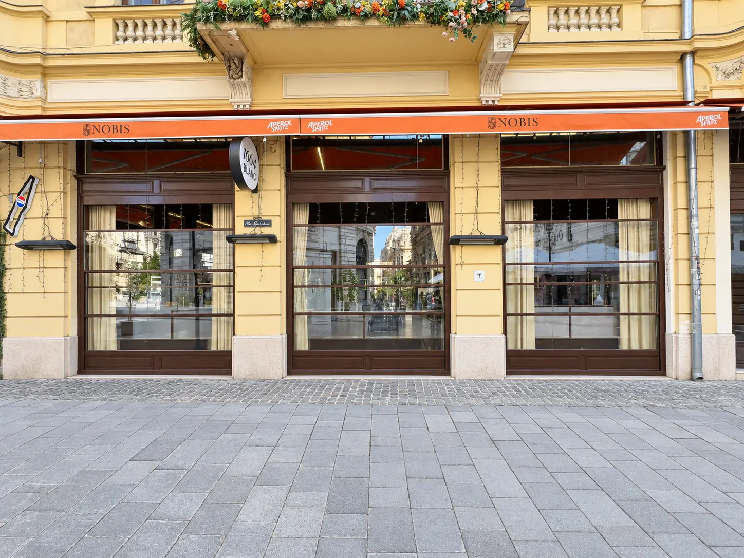 Sisteme de închidere ghilotină pentru terasa unui restaurant din București