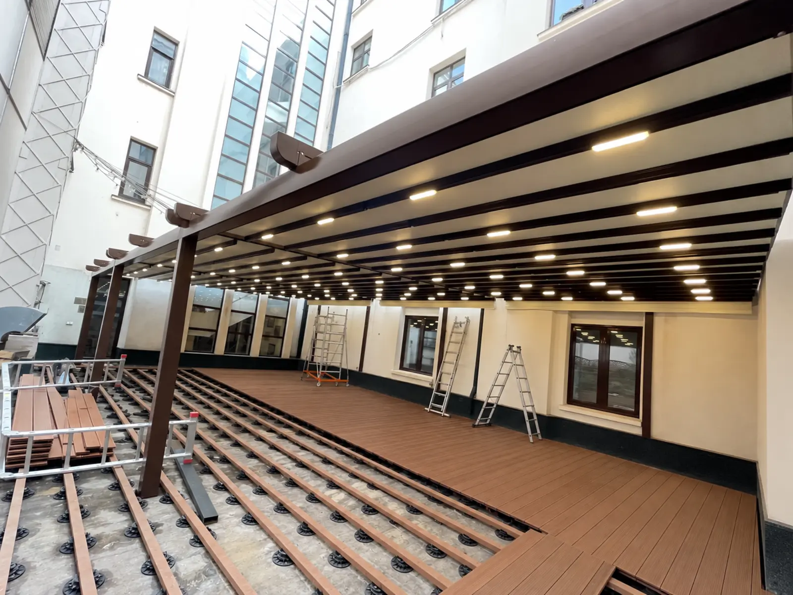 Montajul structurii pentru pergole retractabile la Hotel Capitol București