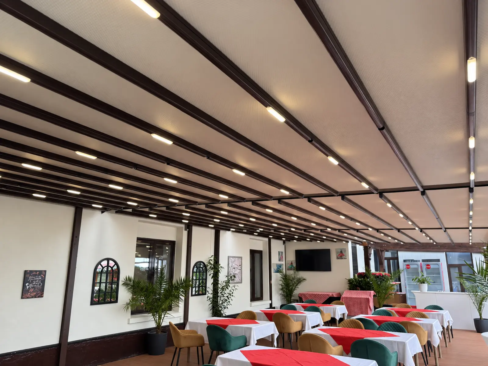 Pergole retractabile cu membrană și iluminare LED la Hotel Capitol București