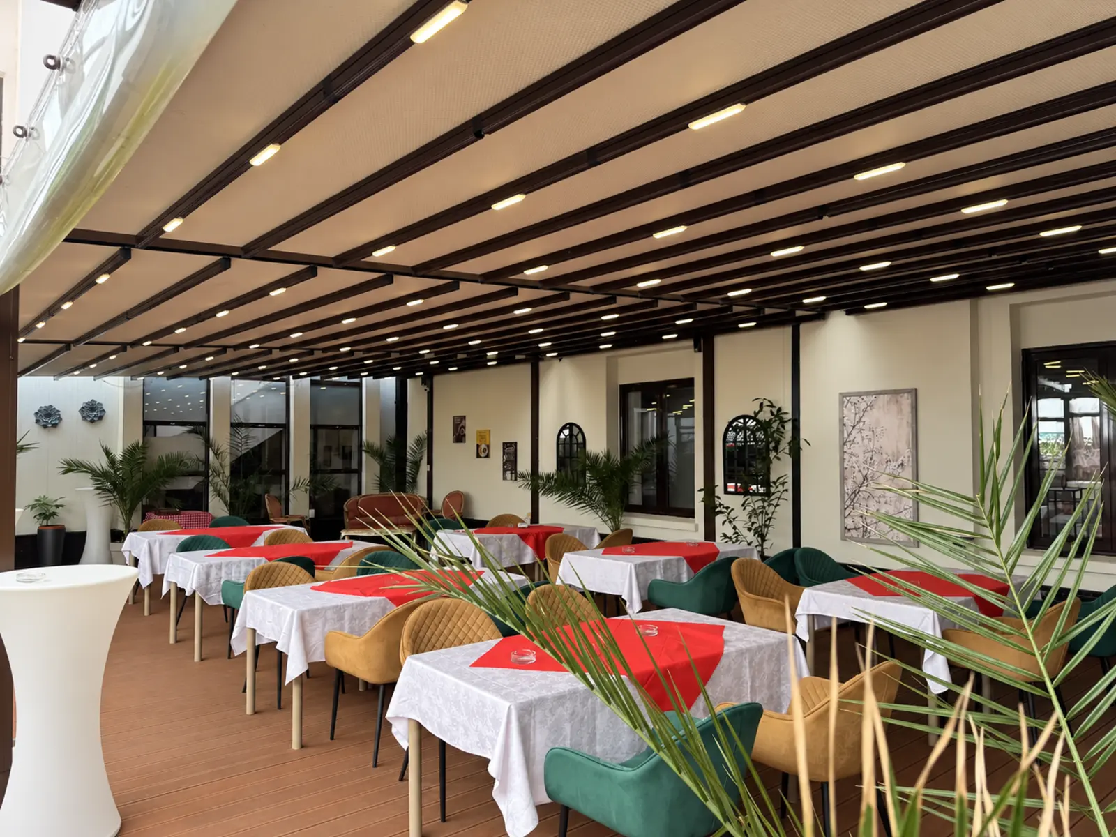 Terasă de restaurant acoperită cu pergole retractabile în București