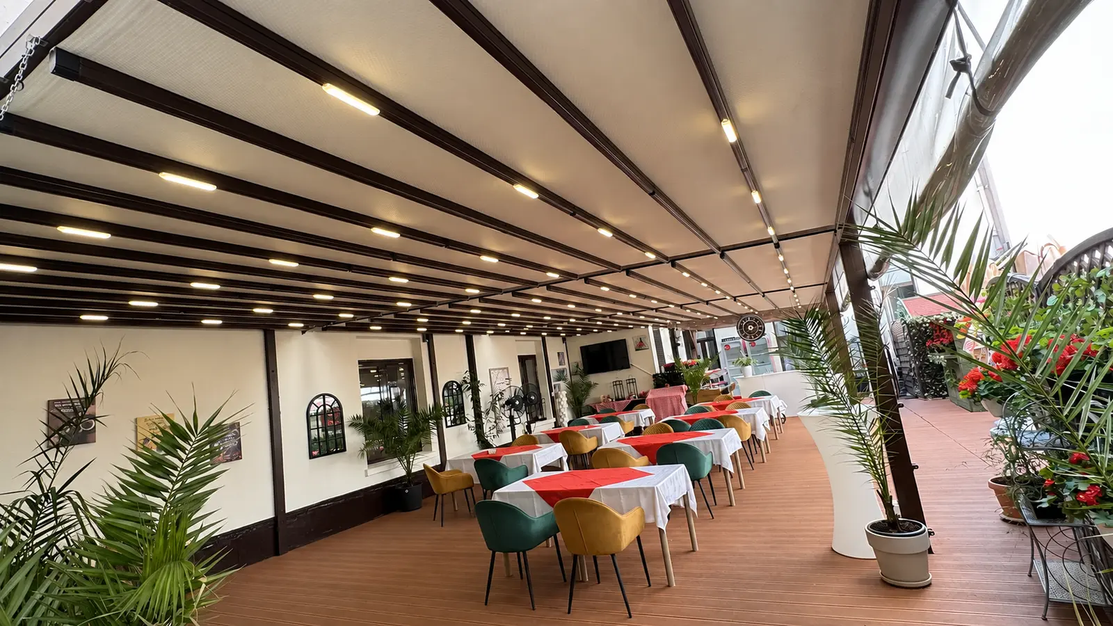 Trei pergole retractabile pentru terasa Hotel Capitol din București