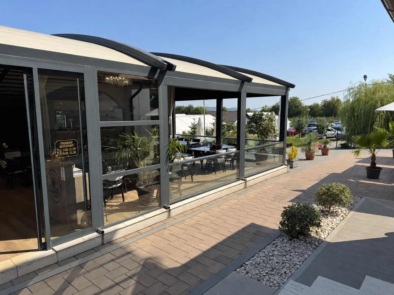 Închidere laterală din sticlă pentru terasa Domeniul Terraqua Pitești