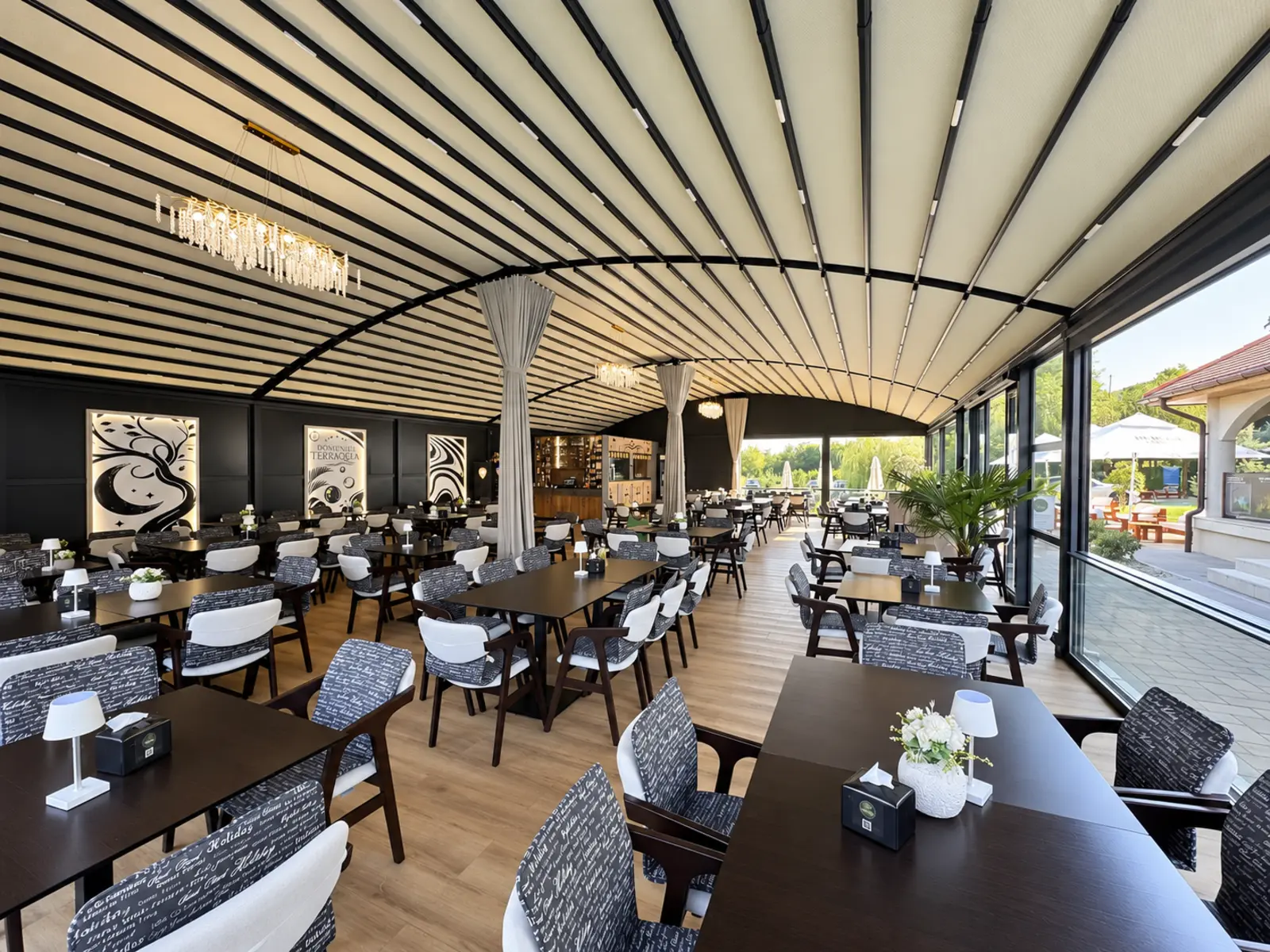Interior restaurant protejat cu pergolă retractabilă la Domeniul Terraqua