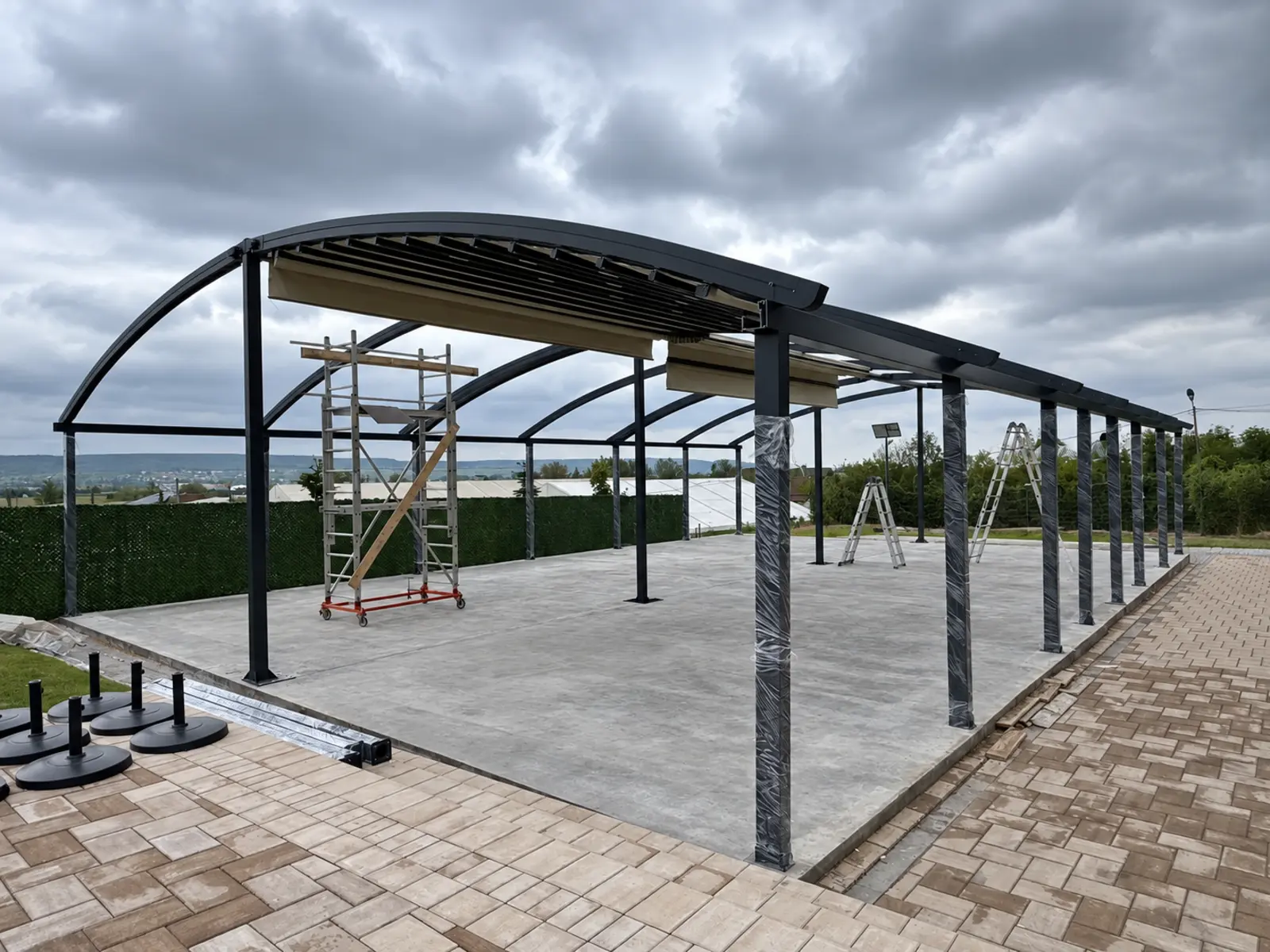 Montajul structurii din aluminiu pentru pergola retractabilă Domeniul Terraqua
