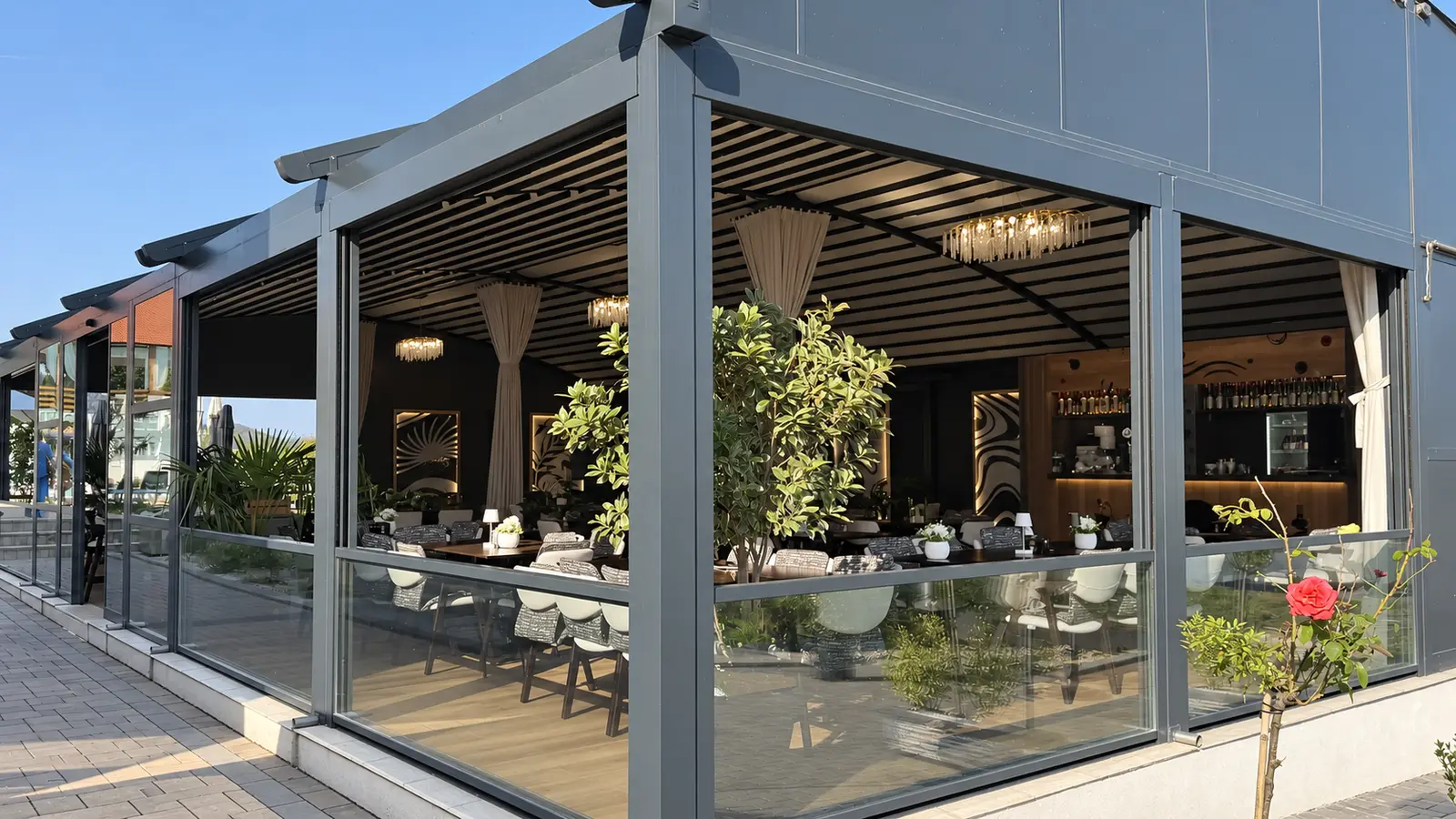 Pergolă retractabilă cu închideri din sticlă la Domeniul Terraqua Pitești