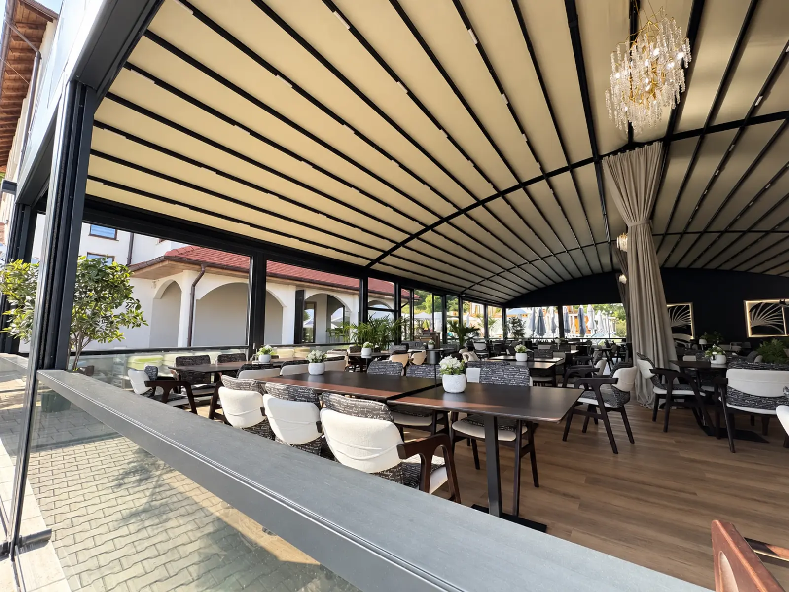 Terasă de restaurant cu membrană retractabilă și iluminare LED integrată