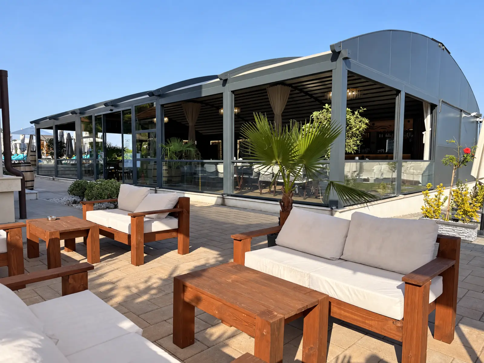 Vedere exterioară a pergolei retractabile cu fronton curbat la Domeniul Terraqua