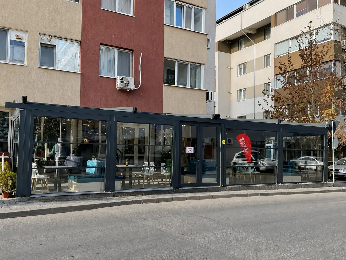 Fațada terasei cu sisteme ghilotină și uși de acces din aluminiu RAL 7016