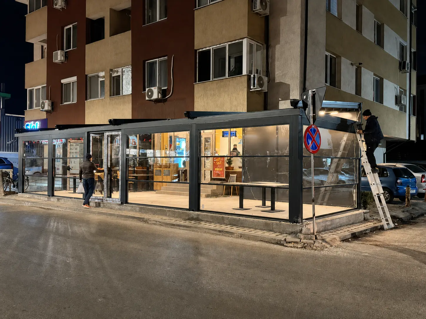 Montajul pergolei retractabile și al închiderilor din sticlă pe structură metalică