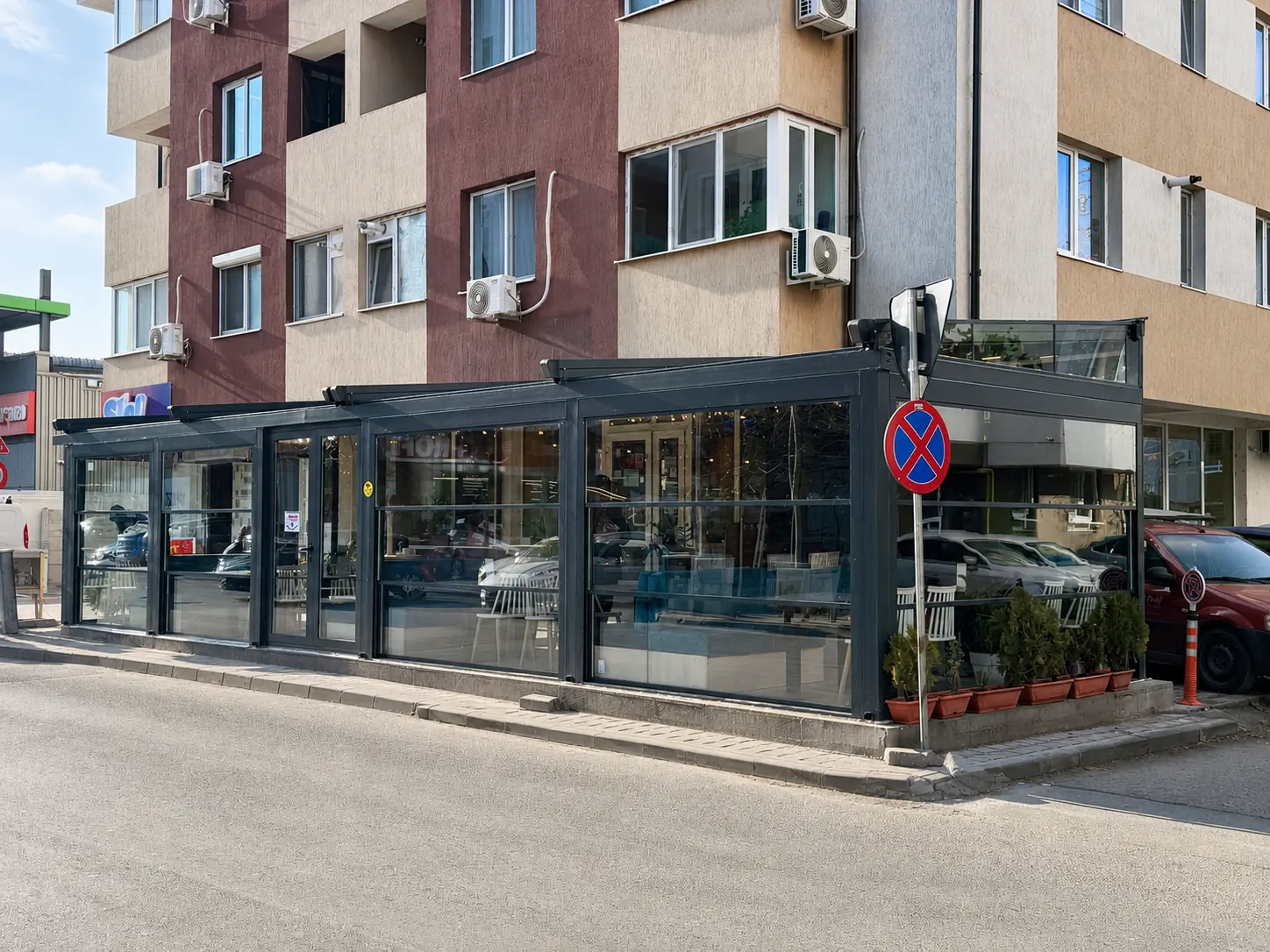 Pergolă retractabilă cu șase sisteme ghilotină la Stick It Chinese Chef din Popești-Leordeni