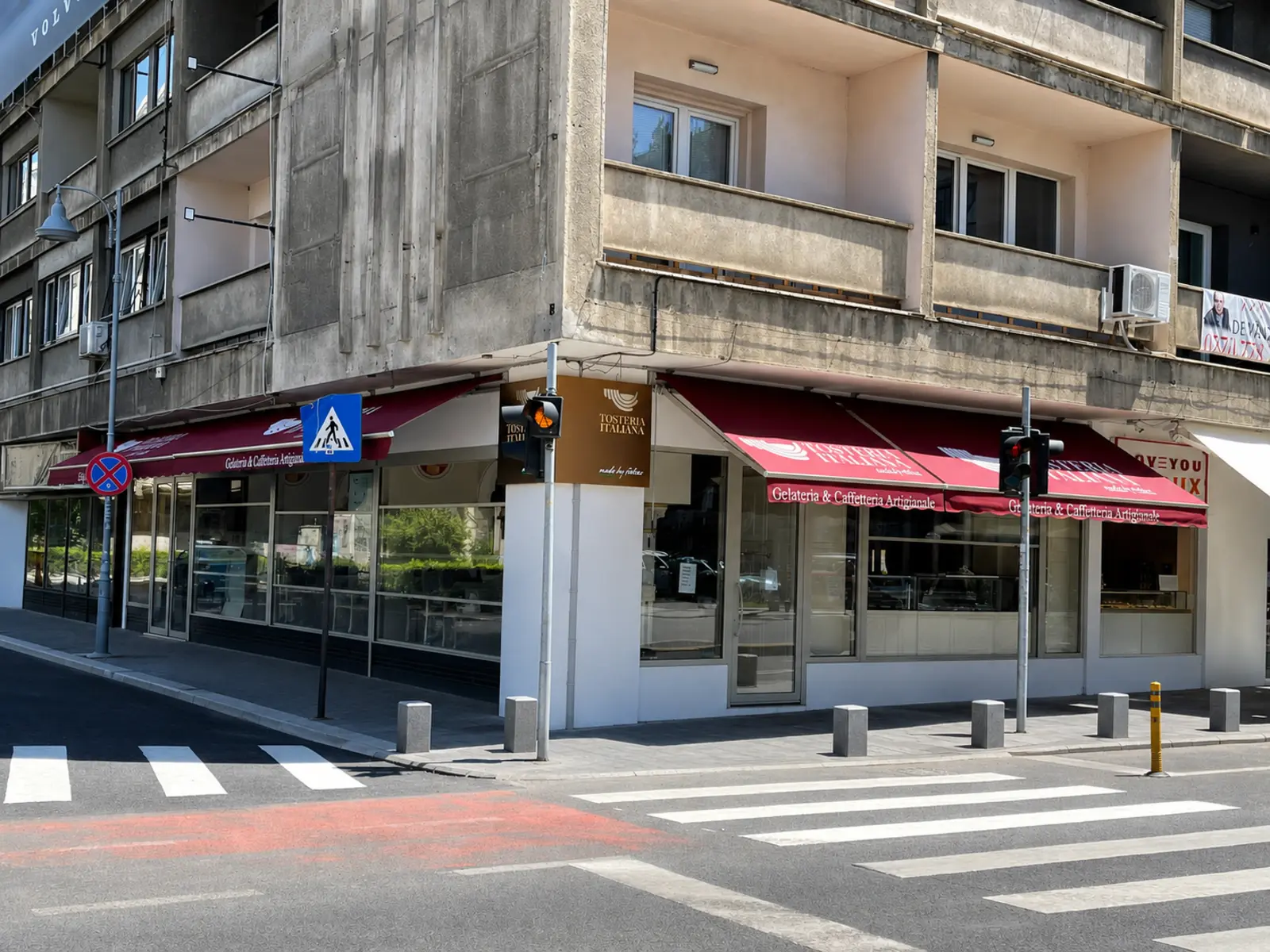 Copertine manuale montate pe două fațade la Tosteria Italiana București