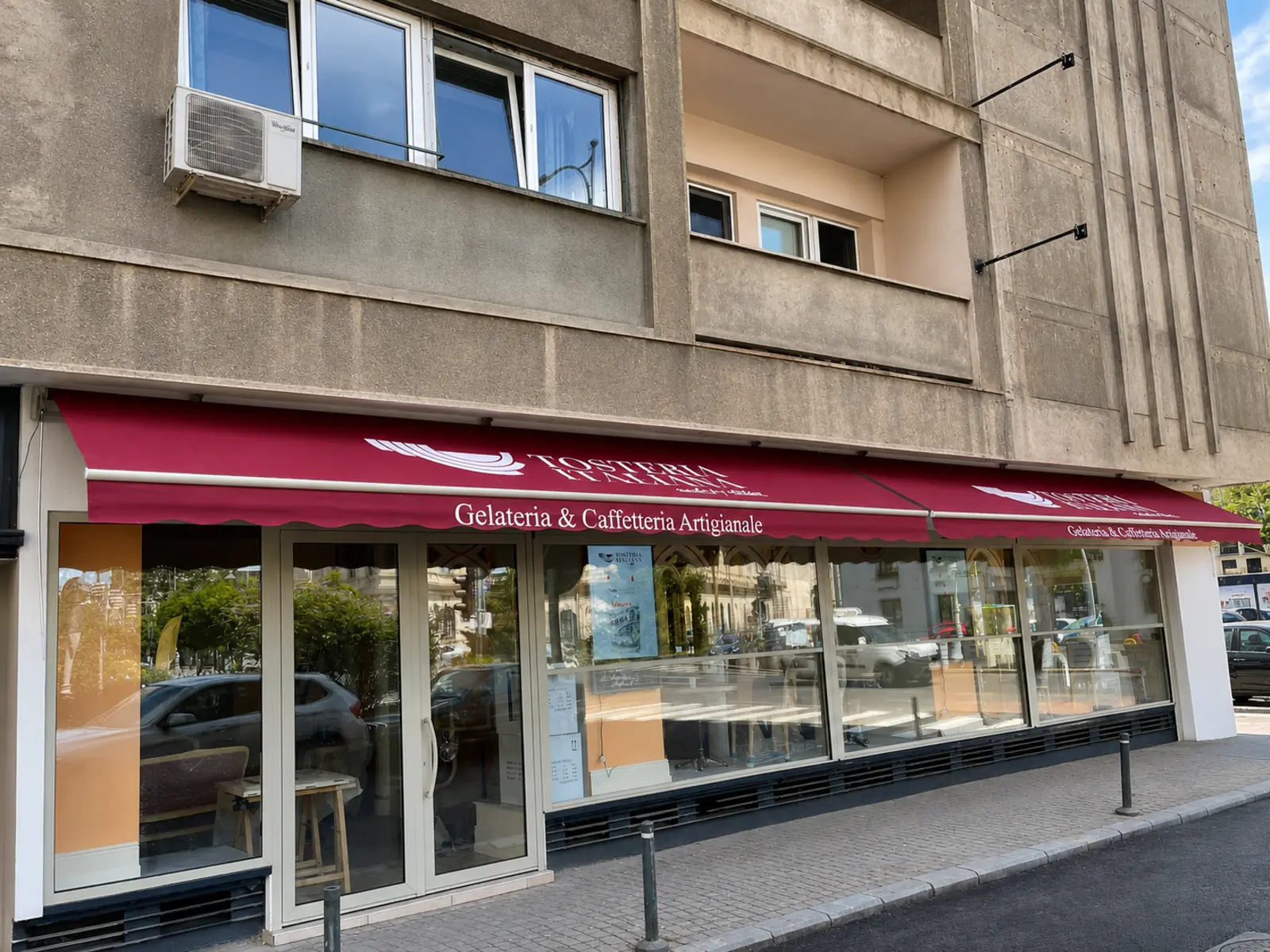 Copertine retractabile vișinii pentru fațada unei gelaterii din București