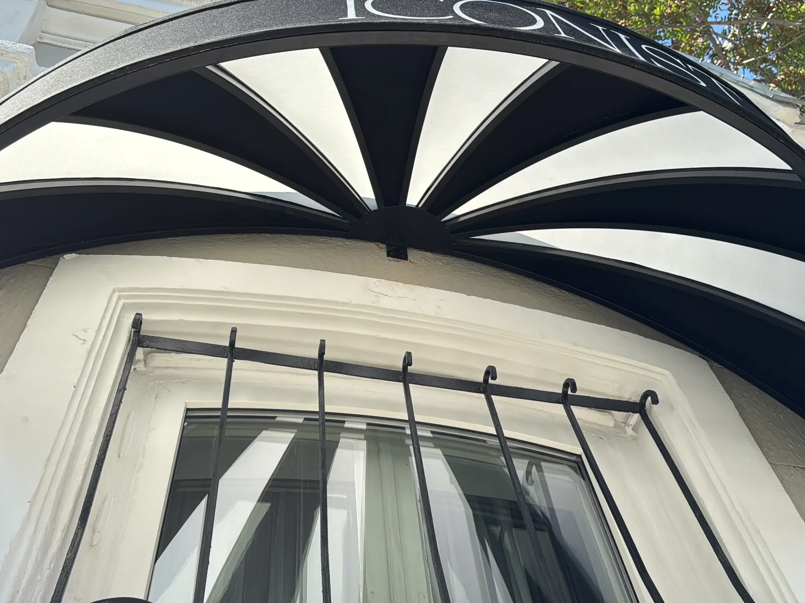 Detaliu structură și material pentru marchiză fixă semirotundă
