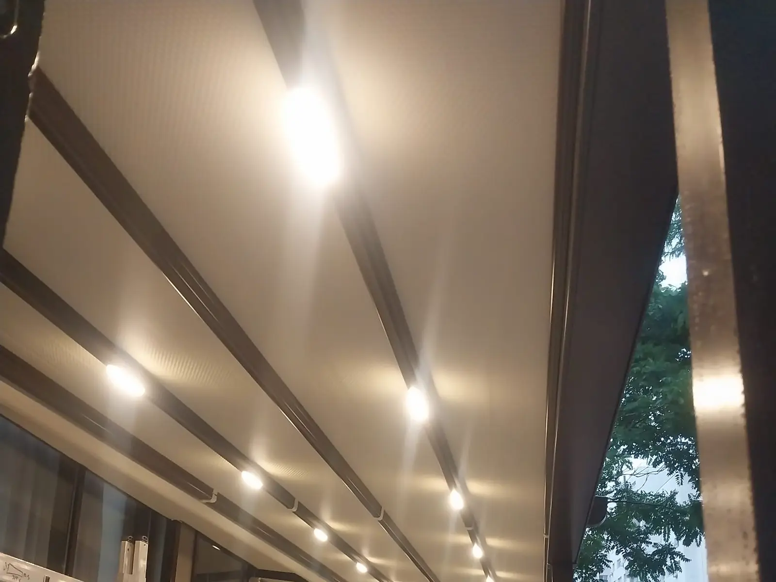 Detaliu membrană bej și iluminare LED integrată la pergola iNCARIS