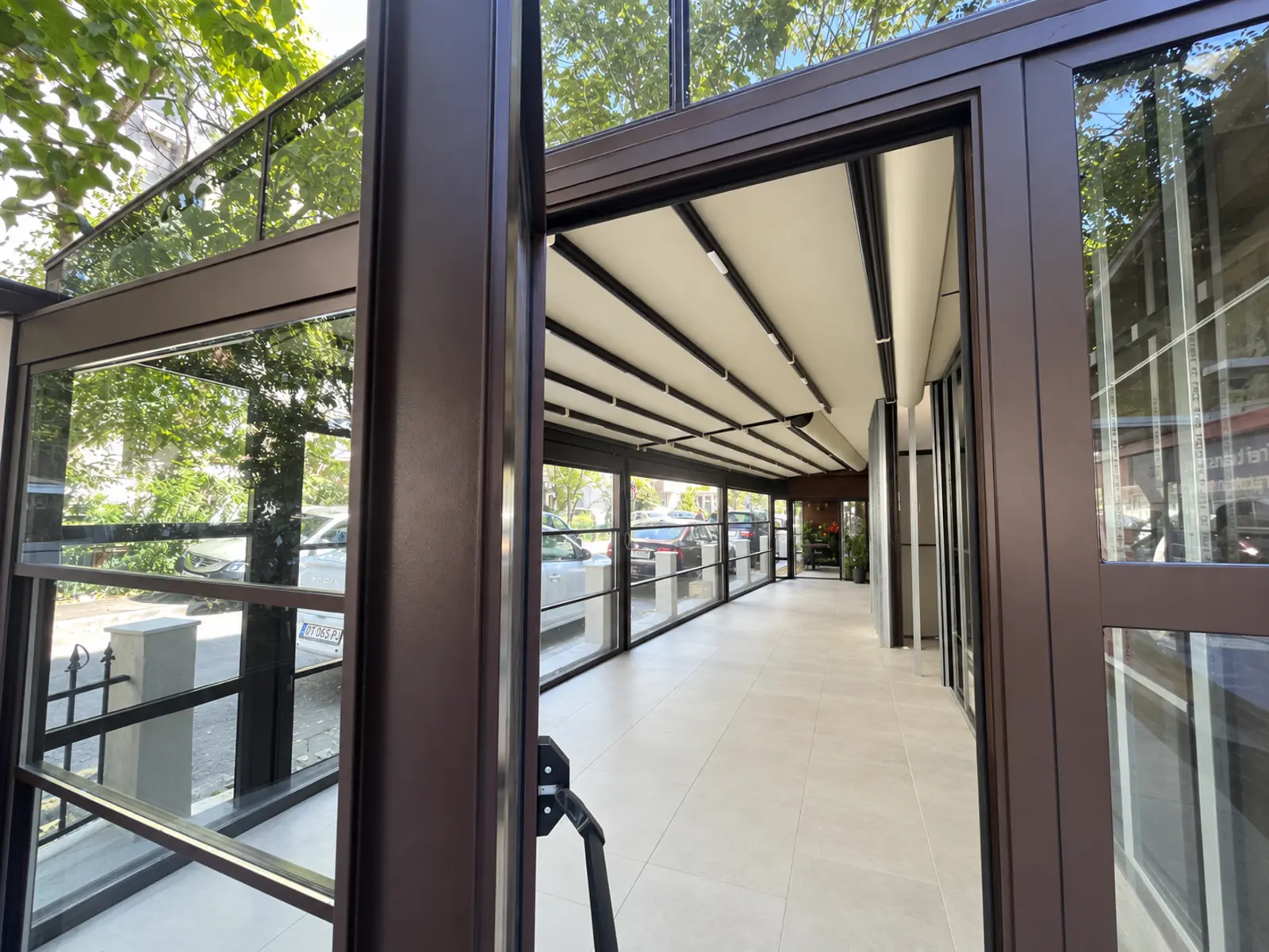 Detaliu ușă din aluminiu, sticlă ghilotină și pergolă retractabilă iNCARIS