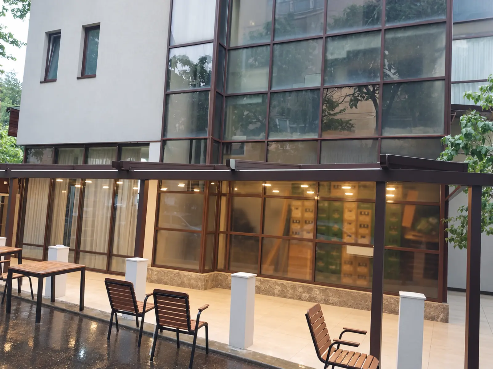 Pergole retractabile și închideri din sticlă văzute din exterior la iNCARIS