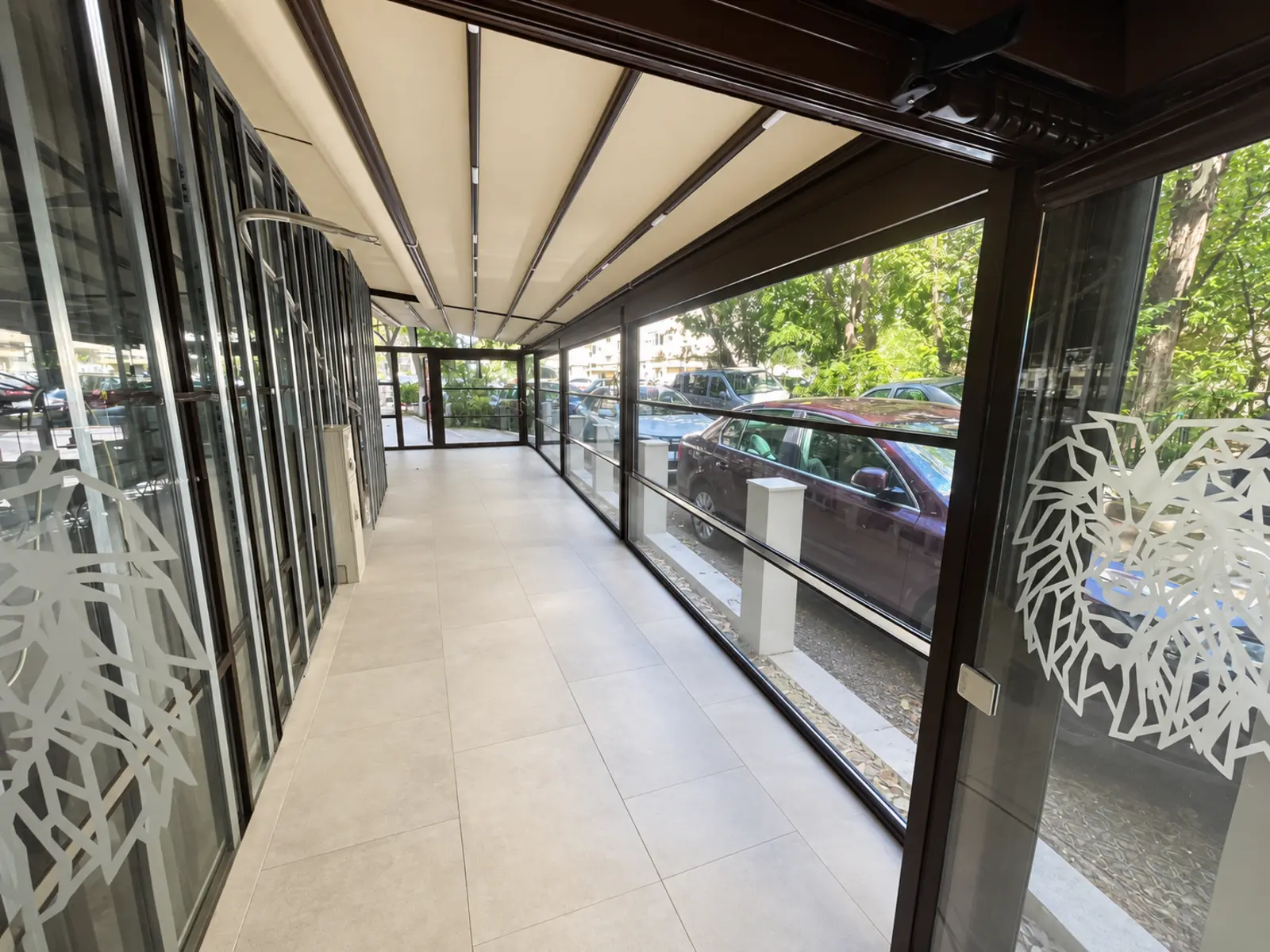 Patru sisteme din sticlă ghilotină sub pergola retractabilă la iNCARIS București