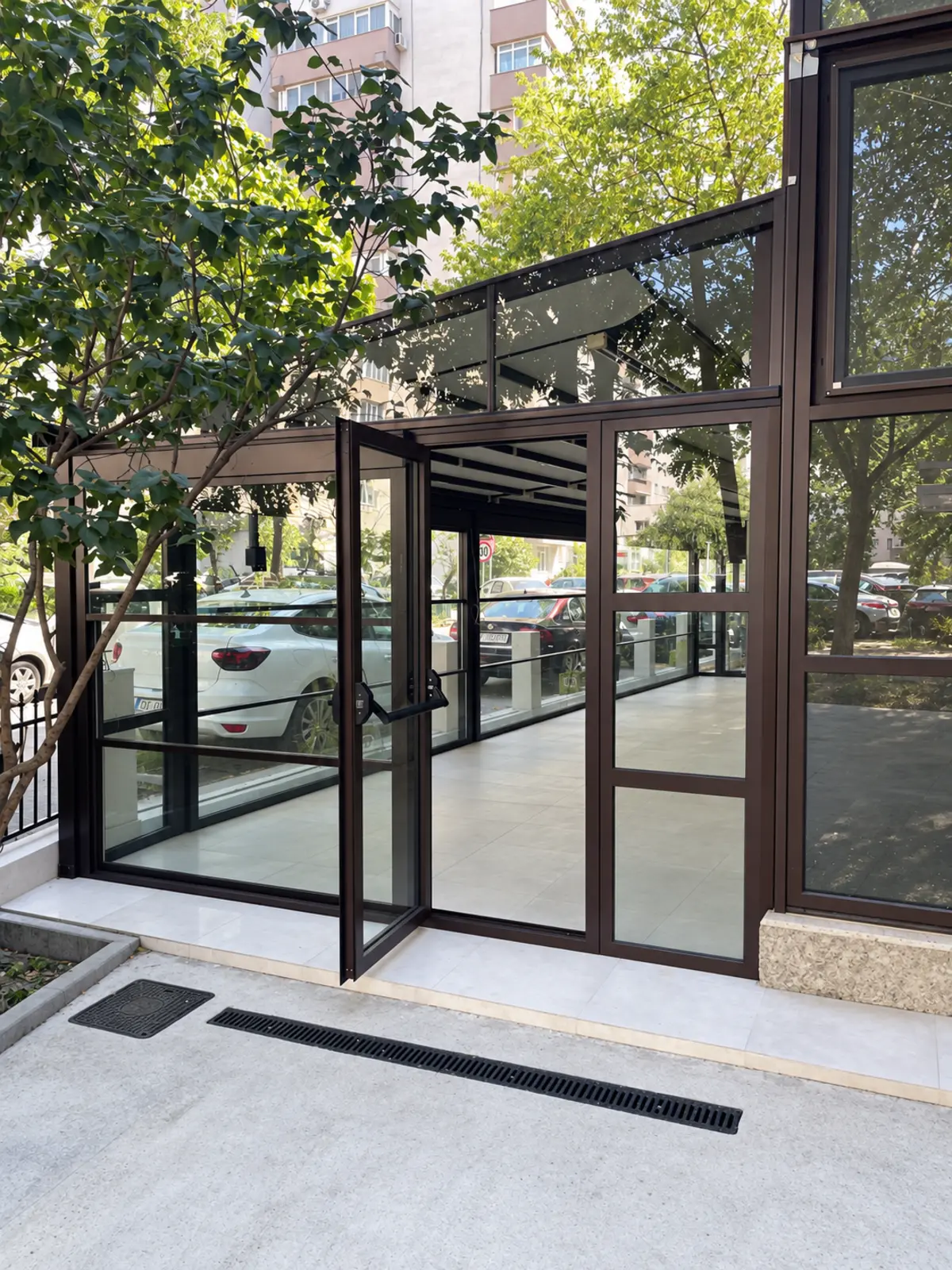 Ușă de acces din aluminiu și închideri ghilotină la terasa iNCARIS București