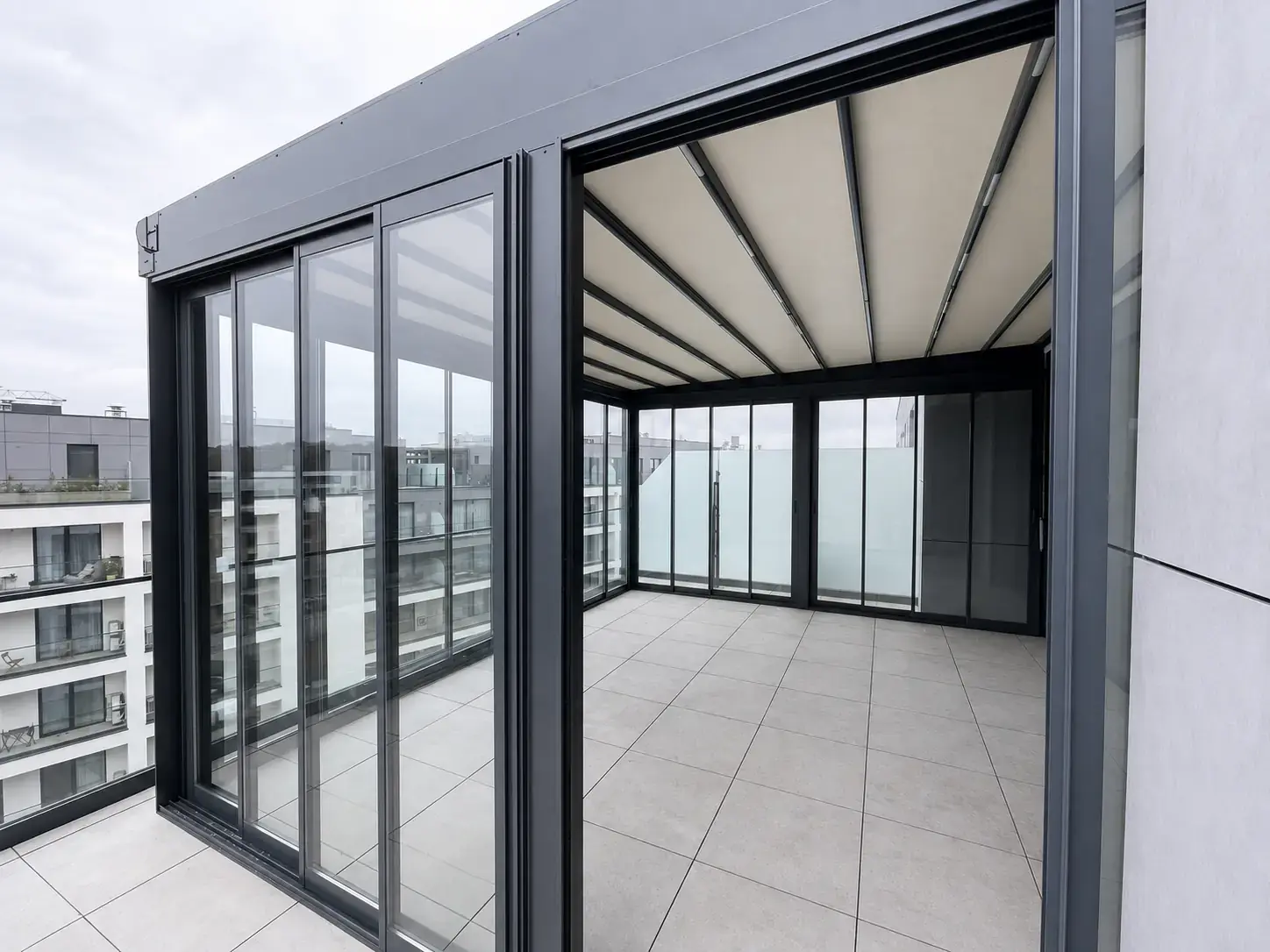 Intrare în terasă cu pergolă retractabilă și sticlă glisantă în București
