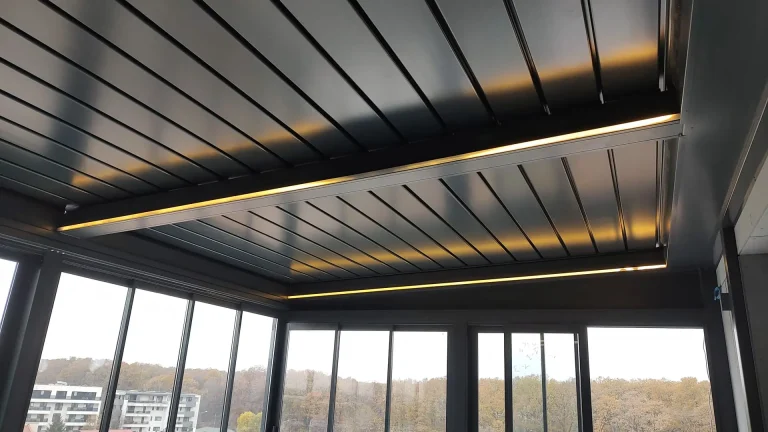 Detaliu al lamelelor din aluminiu și iluminării LED ale pergolei bioclimatice din Jandarmeriei