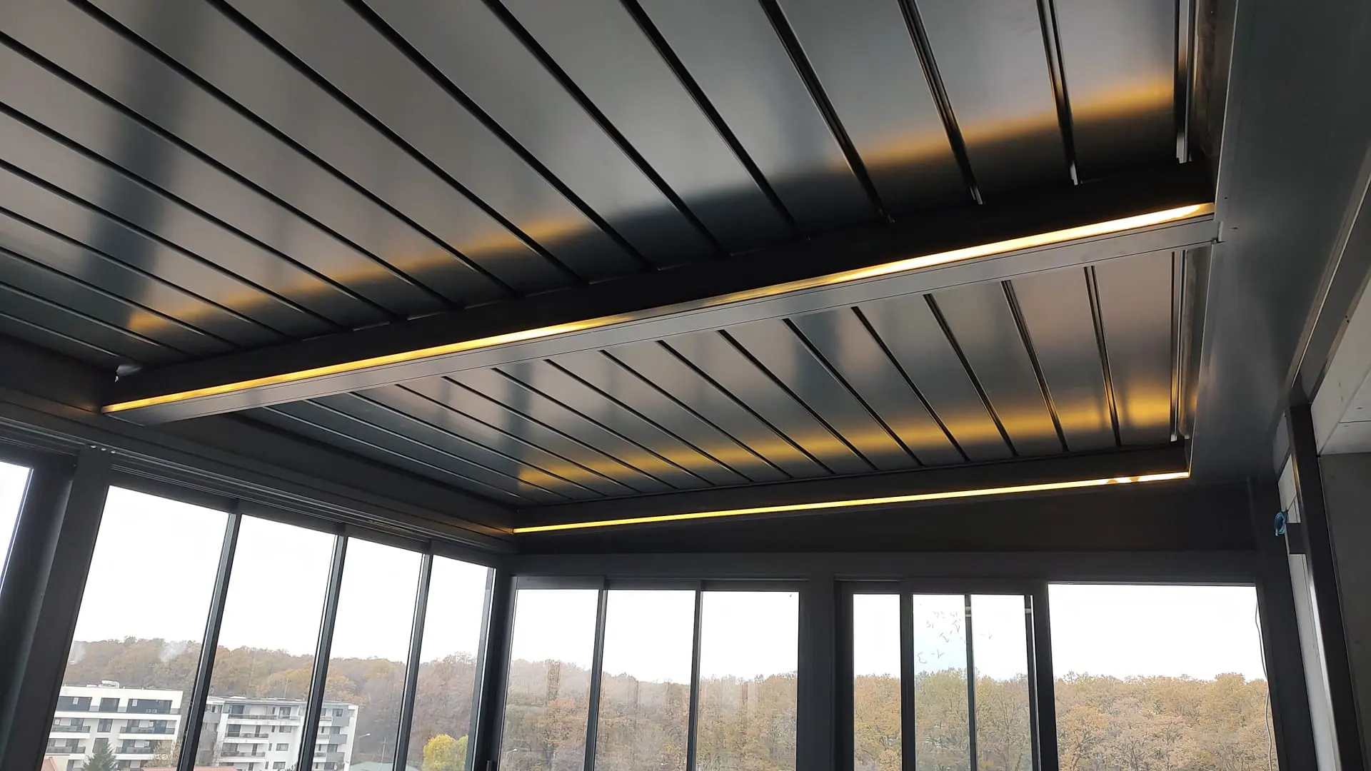 Lamele din aluminiu și iluminare LED integrate în pergola bioclimatică