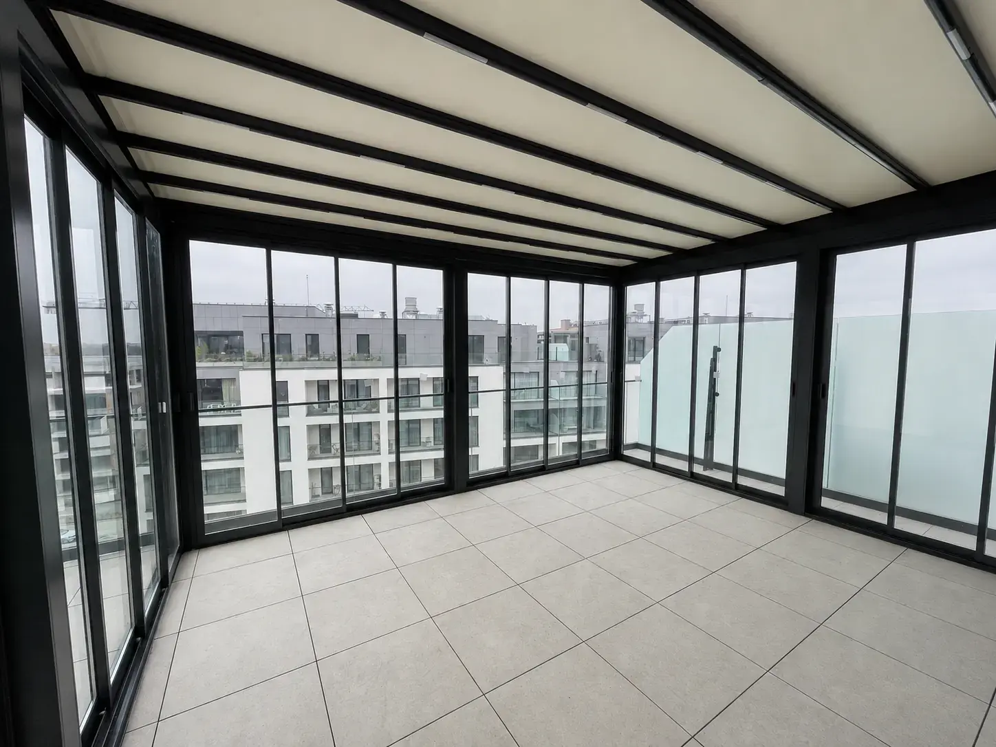 Interior pergolă retractabilă cu membrană și închideri glisante din sticlă