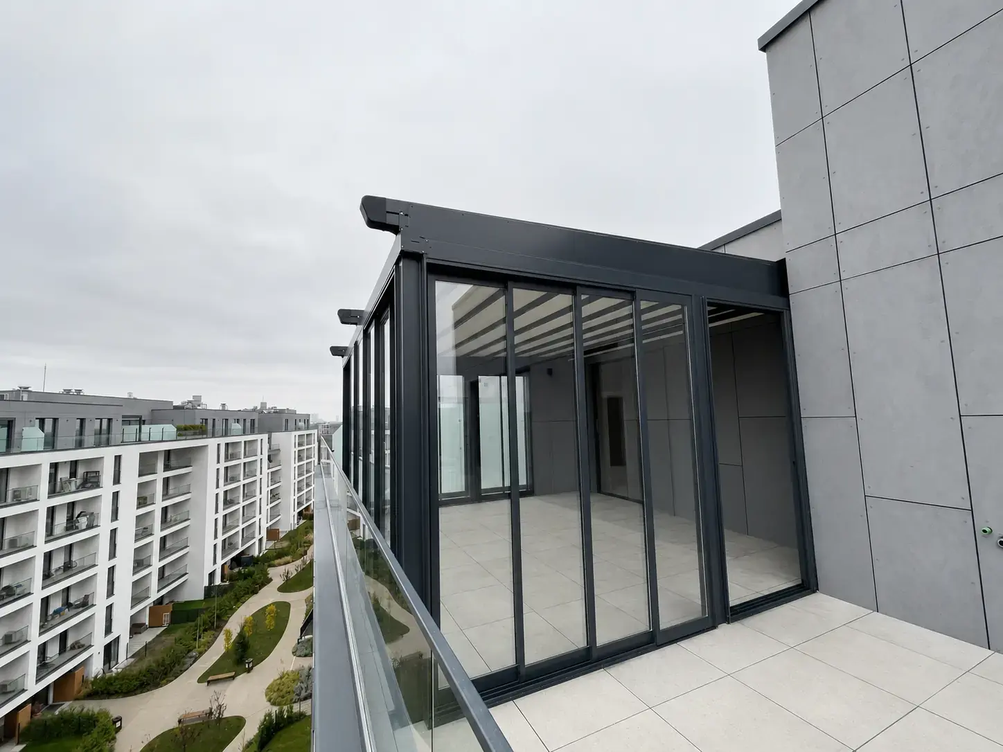 Pergolă retractabilă cu membrană și închideri din sticlă în zona Jandarmeriei București