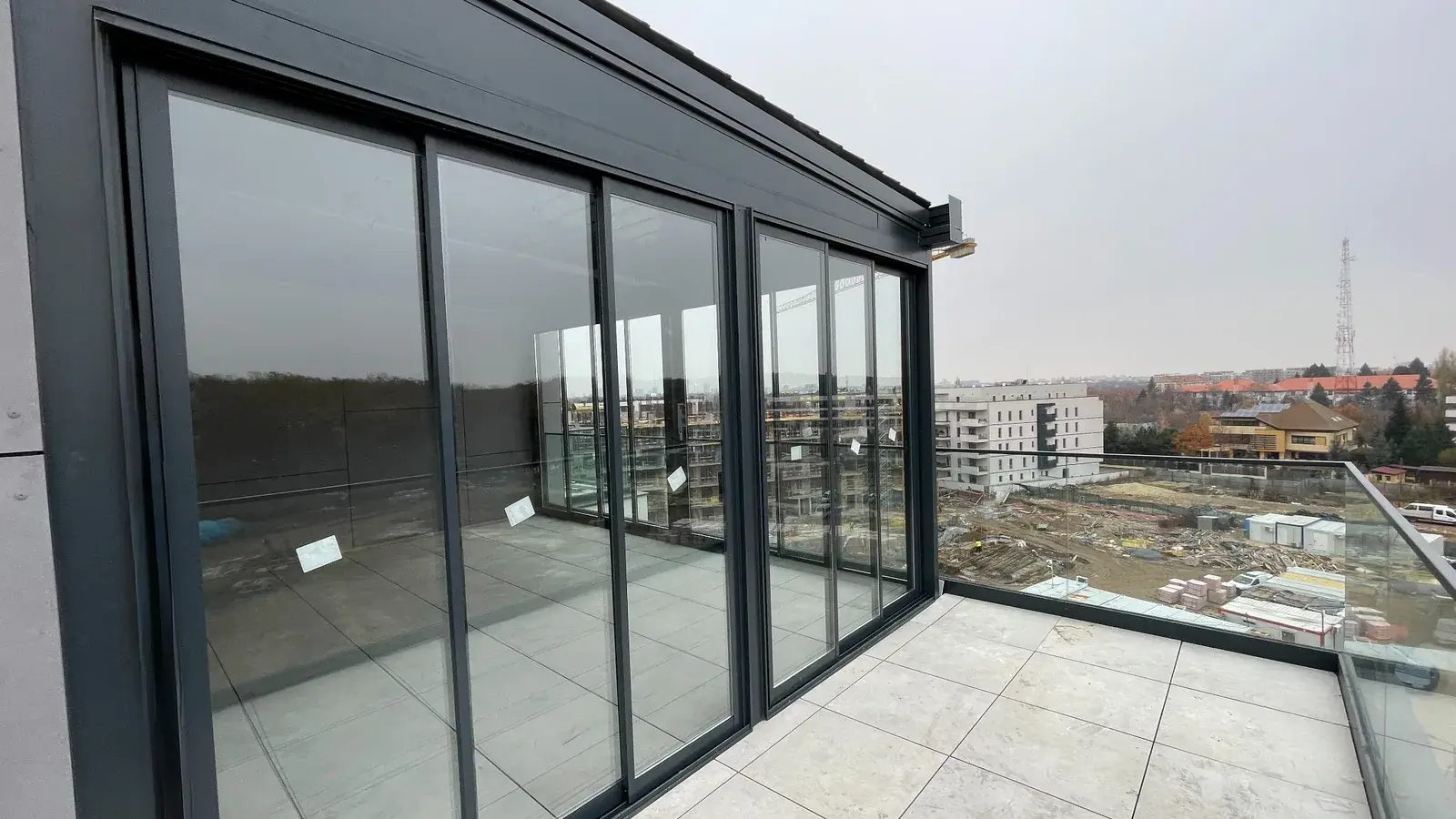 Sistem glisant cu geam termoizolant securizat și profile RAL 7016