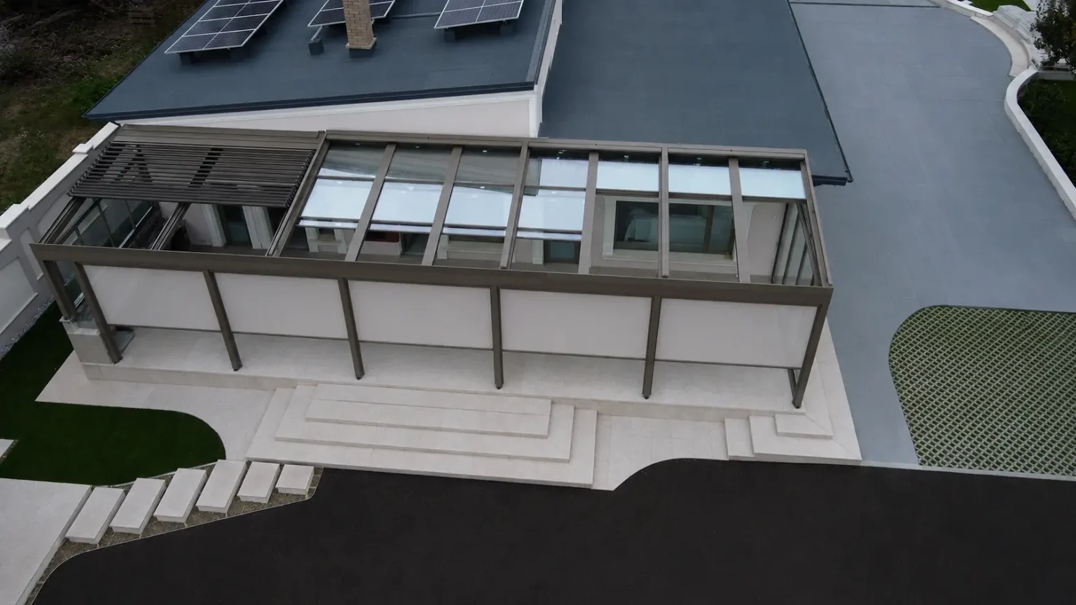 Acoperiș automat din sticlă și pergolă bioclimatică retractabilă la o vilă din Fălticeni