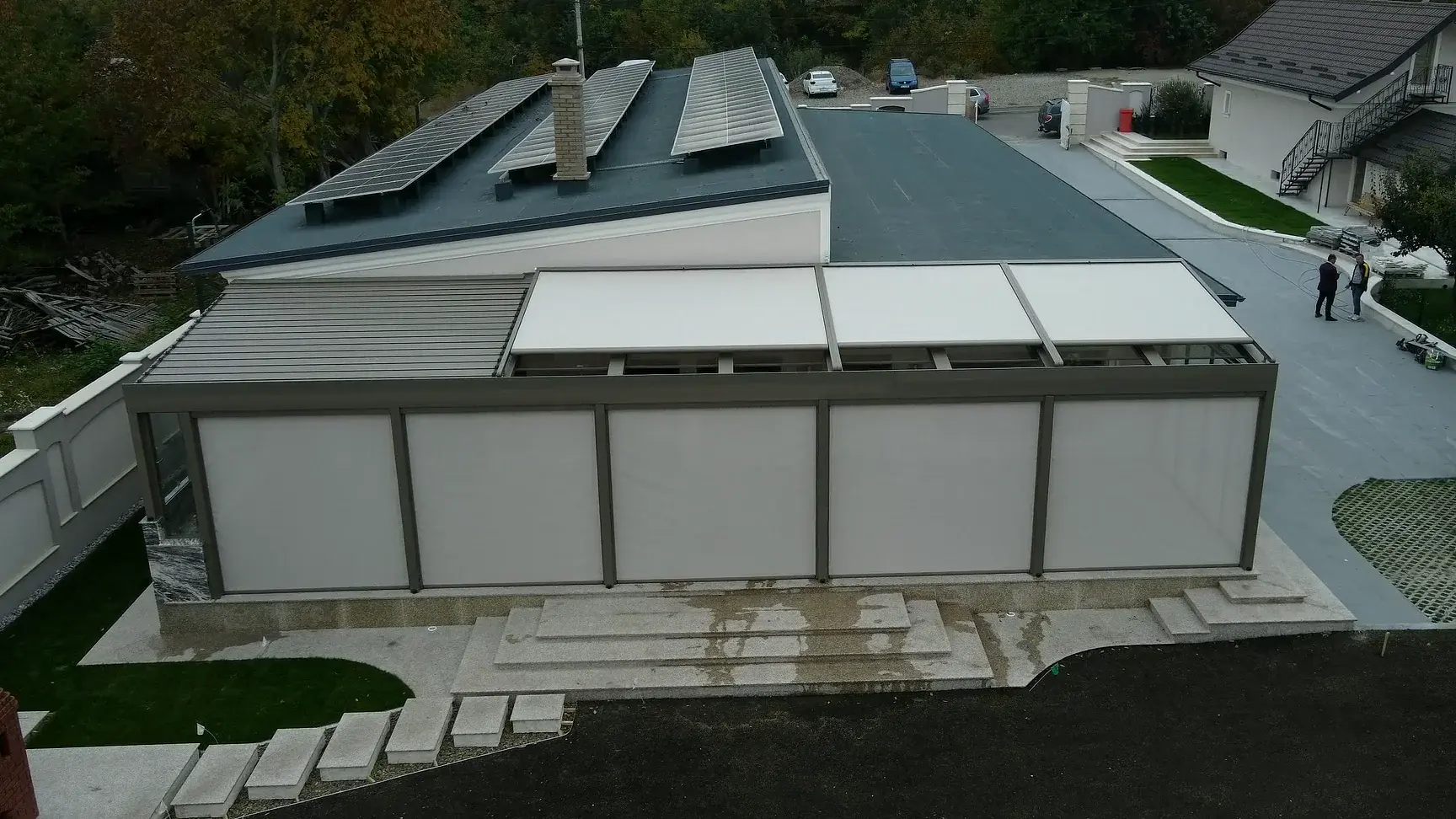 Sisteme integrate pentru terasa unei vile din Fălticeni văzute din dronă