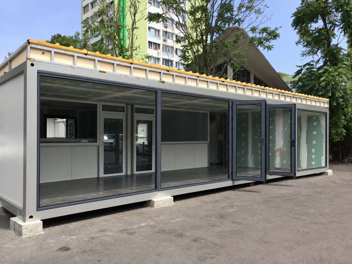 Etapă de montaj a tâmplăriei din aluminiu la TB Cons București.
