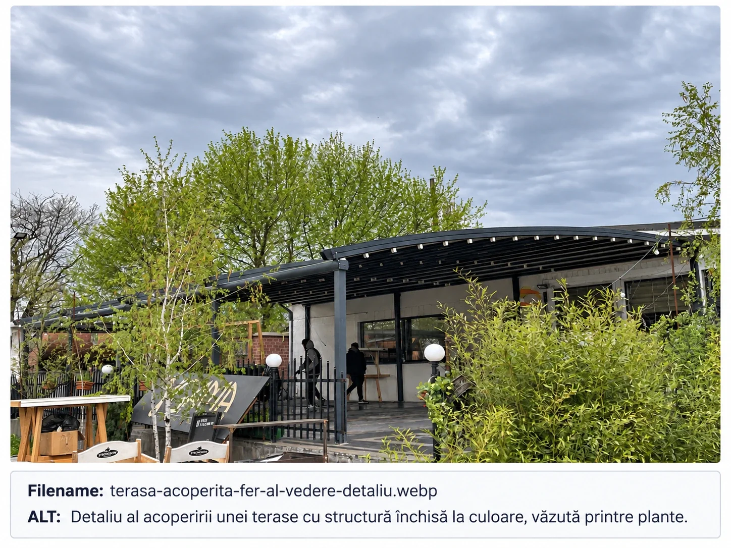 Vedere de ansamblu a terasei cu două pergole retractabile din Mogoșoaia.