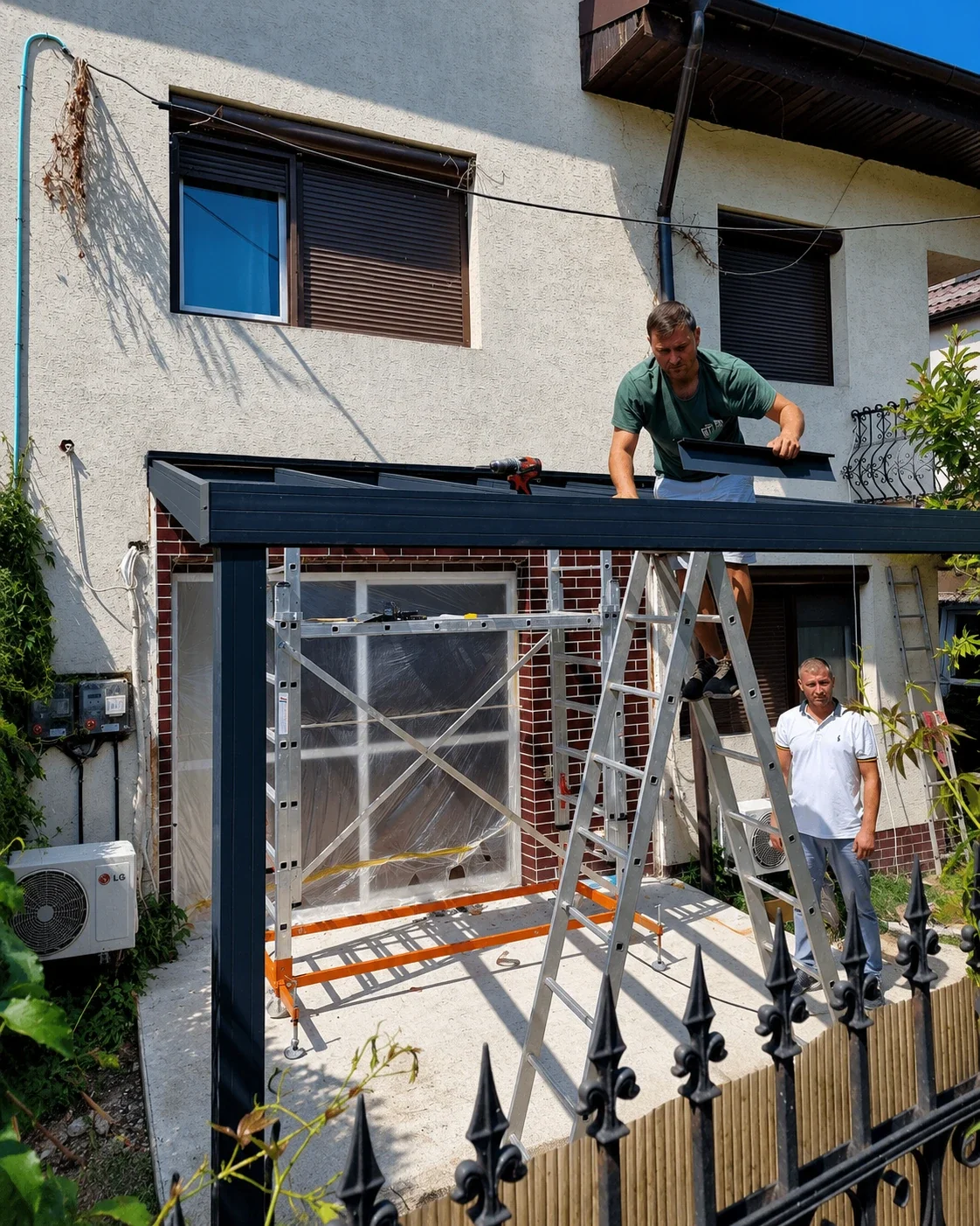 Etapă de montaj a profilelor din aluminiu ale winter gardenului din Bucureștii Noi.